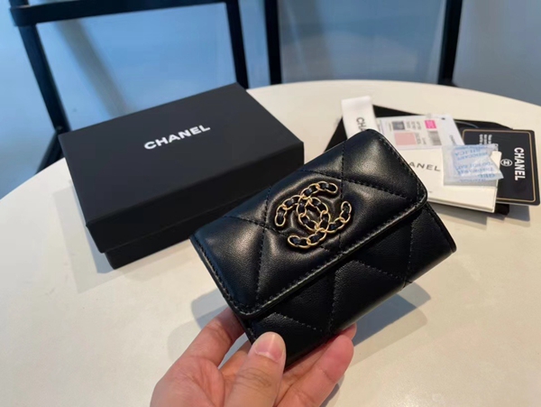 シャネル財布背面デザイン